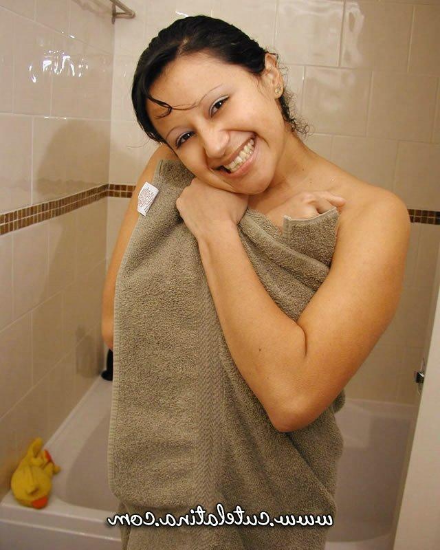 14P Une Latina aux gros seins se masturbe avec des jouets sexuels pendant son bain