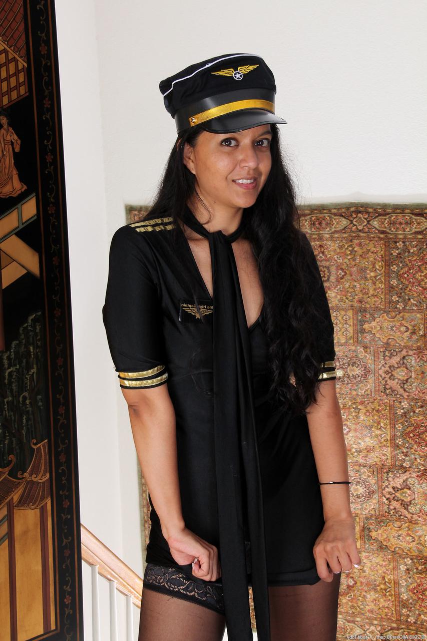 20P Julie Ann, superbe femme militaire mature, étale sa chatte invitante en bas.
