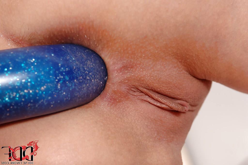 16P Abe loira incrivelmente sexy brincando com seu rabo apertado em close-up