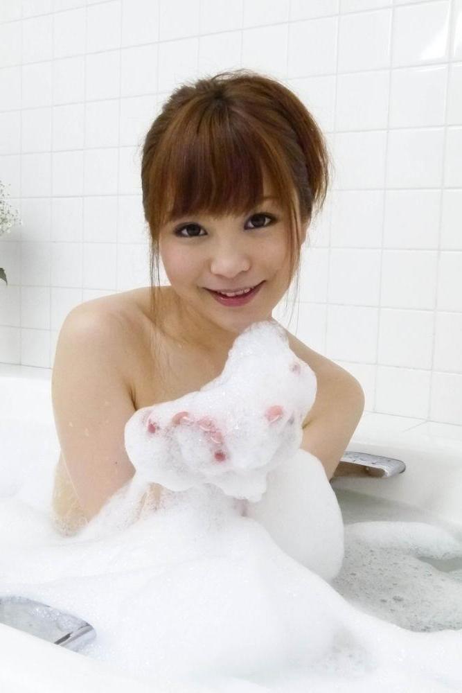 16P A fofa japonesa Maomi Nagasawa chupa dois paus enquanto toma um banho de espuma