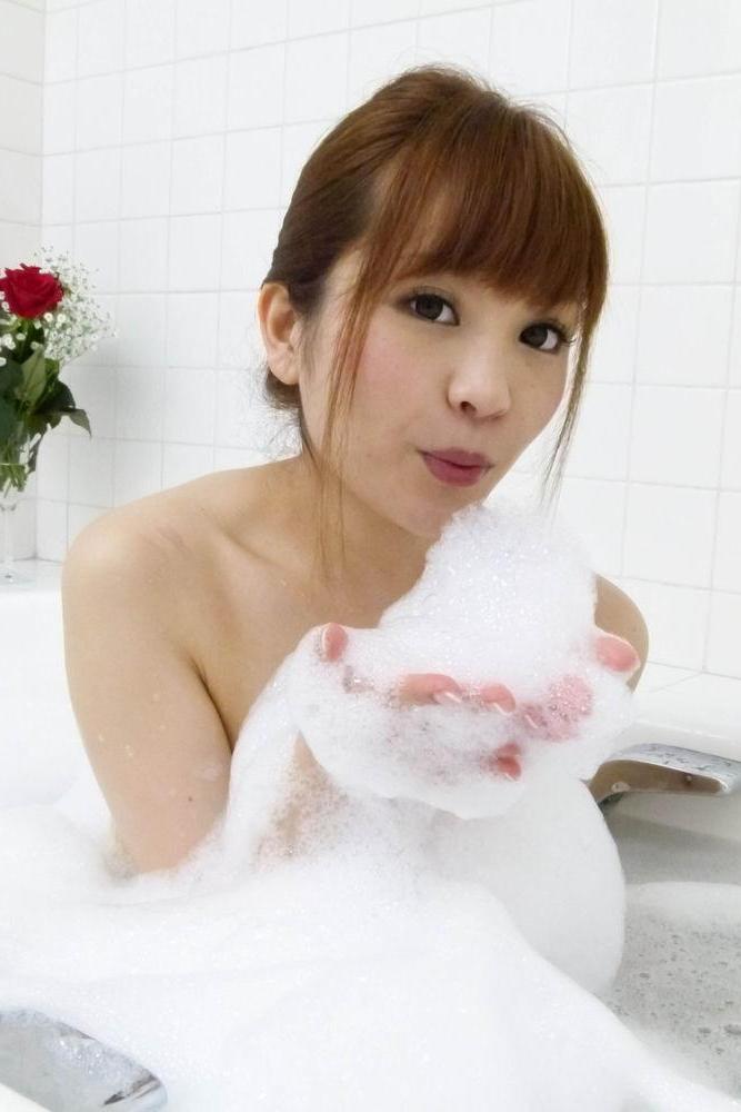 16P A fofa japonesa Maomi Nagasawa chupa dois paus enquanto toma um banho de espuma