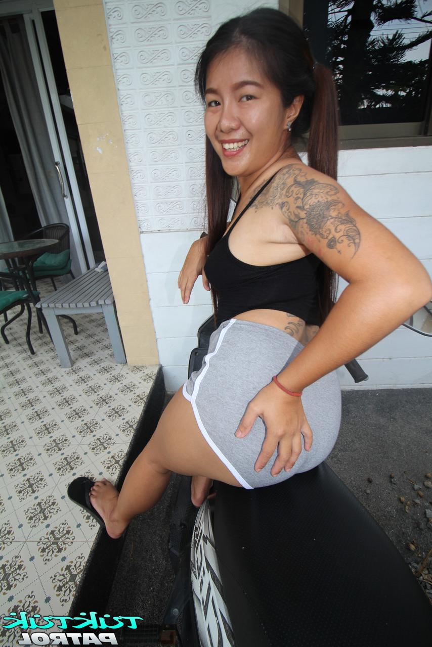 20P Fanta, une asiatique potelée, exhibe ses gros seins tout en se déshabillant pour du sexe en POV.