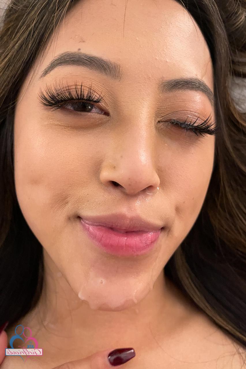 20P La linda asiática Alexia Anders muestra sus agujeros antes de posar con esperma en la cara