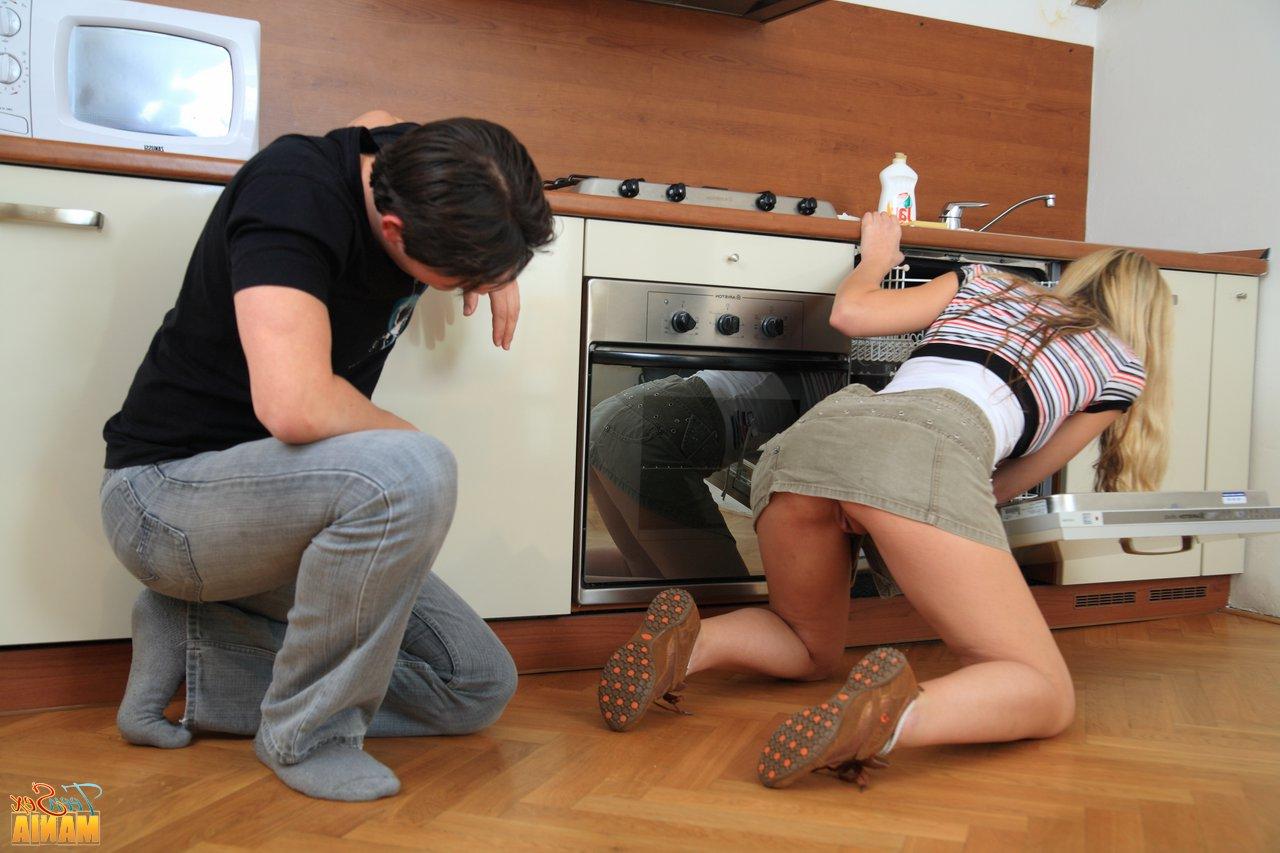 20P La sexy criada Teresa disfruta del sexo duro en la cocina con el hijo de su jefe