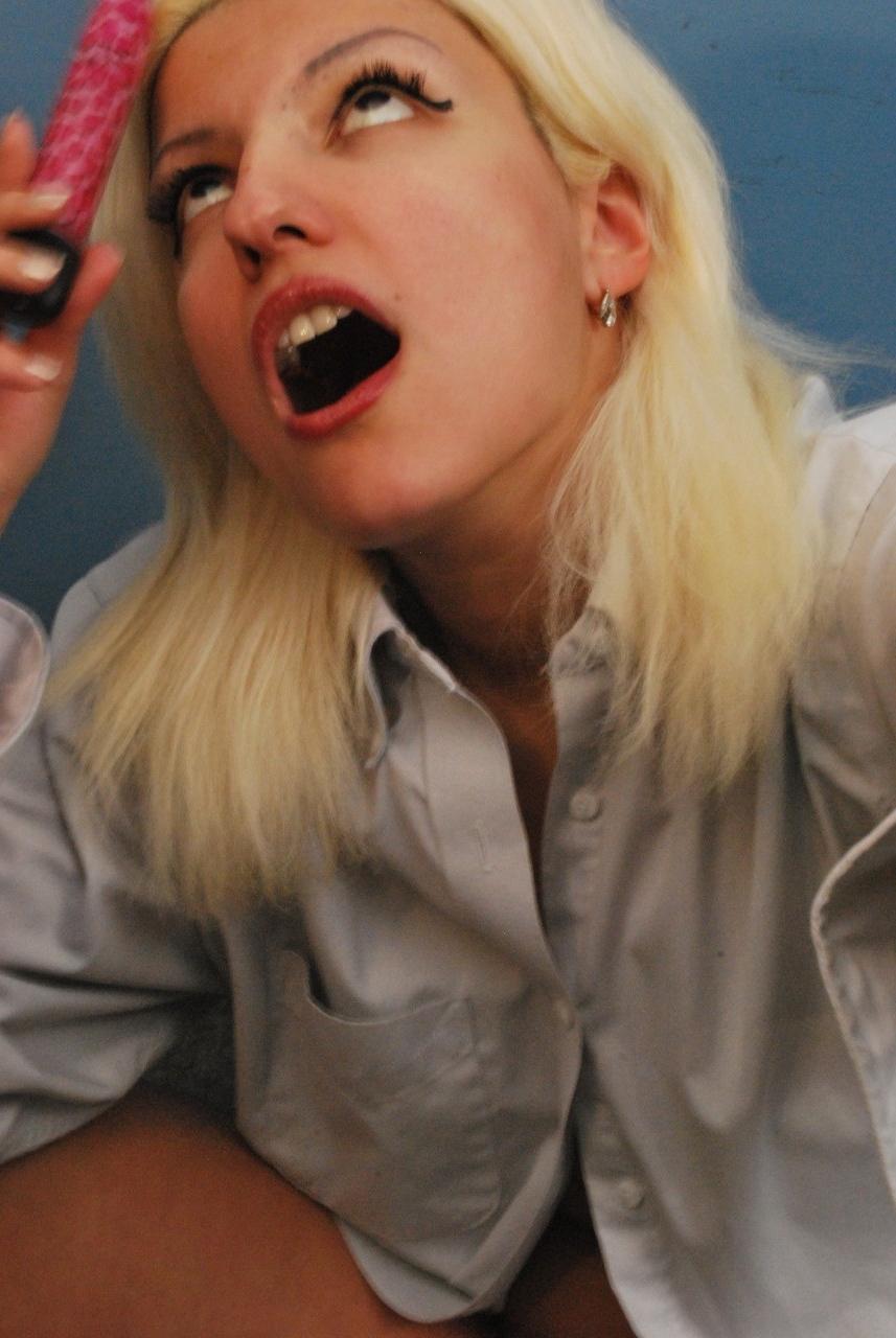 20P A amadora loira Bella Bailey acaricia seus peitos e brinca com sua vulva de perto