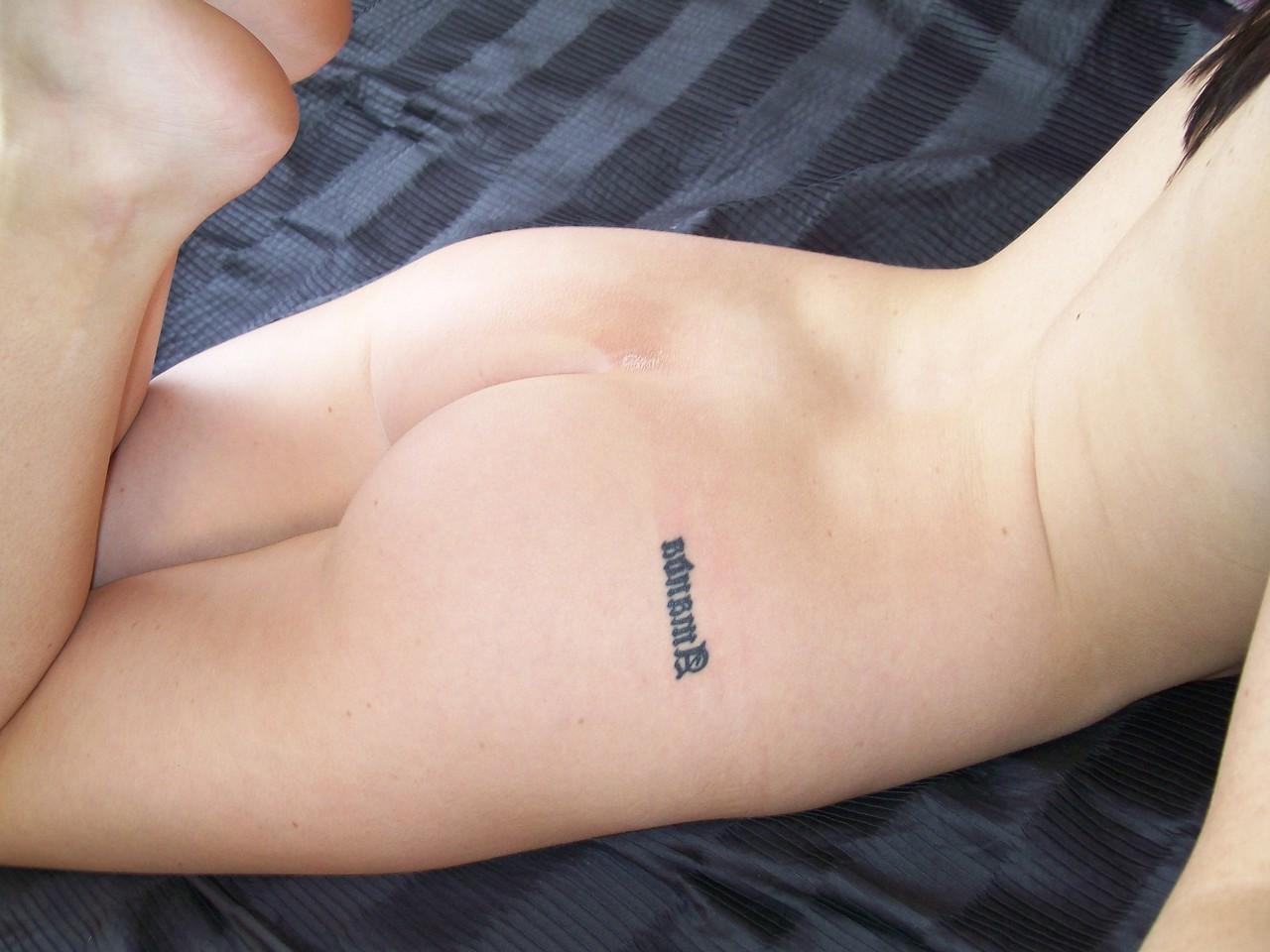 20P Belle amateur montre ses incroyables seins d'adolescente et son superbe cul