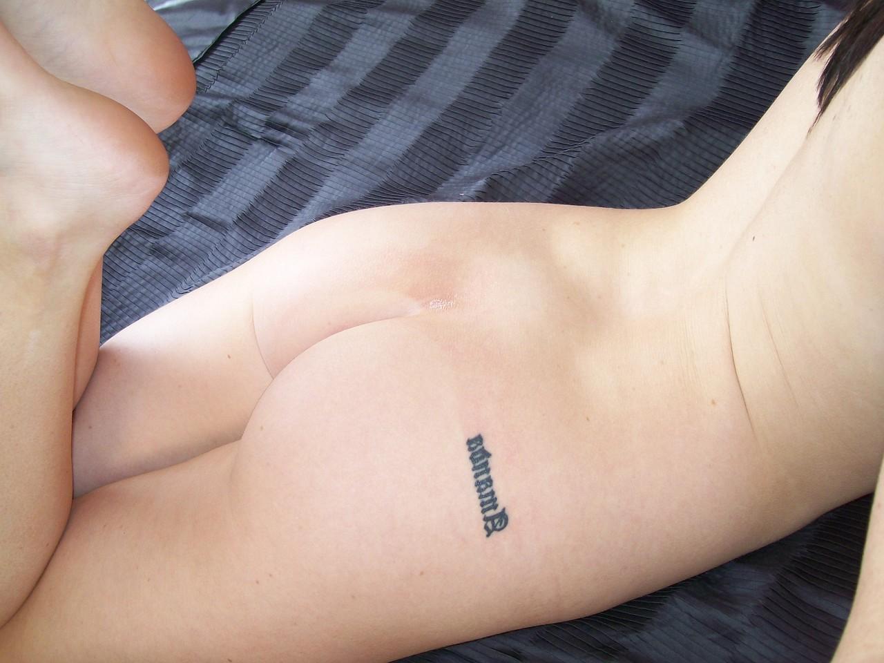 20P Belle amateur montre ses incroyables seins d'adolescente et son superbe cul