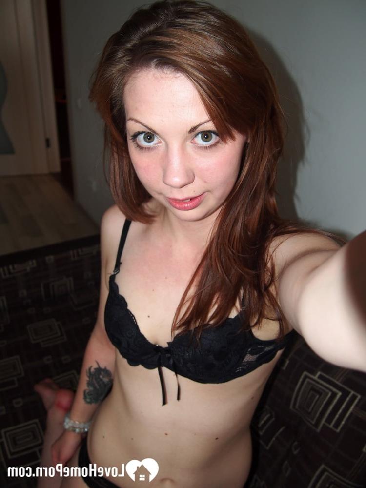 10P Doce gata amadora tira selfies de seu corpo tatuado e peitos pequenos