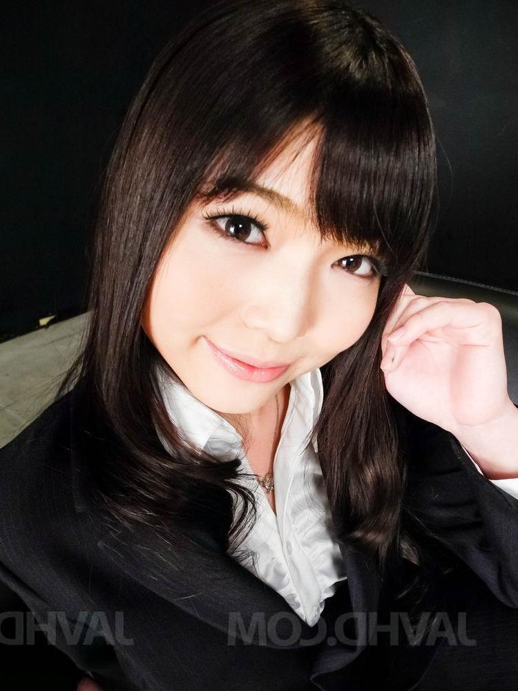 16P La profesora japonesa Megumi Shino escupe semen durante una sesión de gangbang