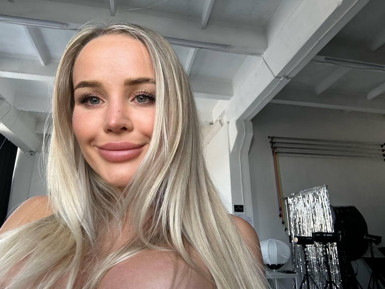 16P A deslumbrante gata OnlyFans Victoria Broshkina brinca com sua bunda grande e peitos