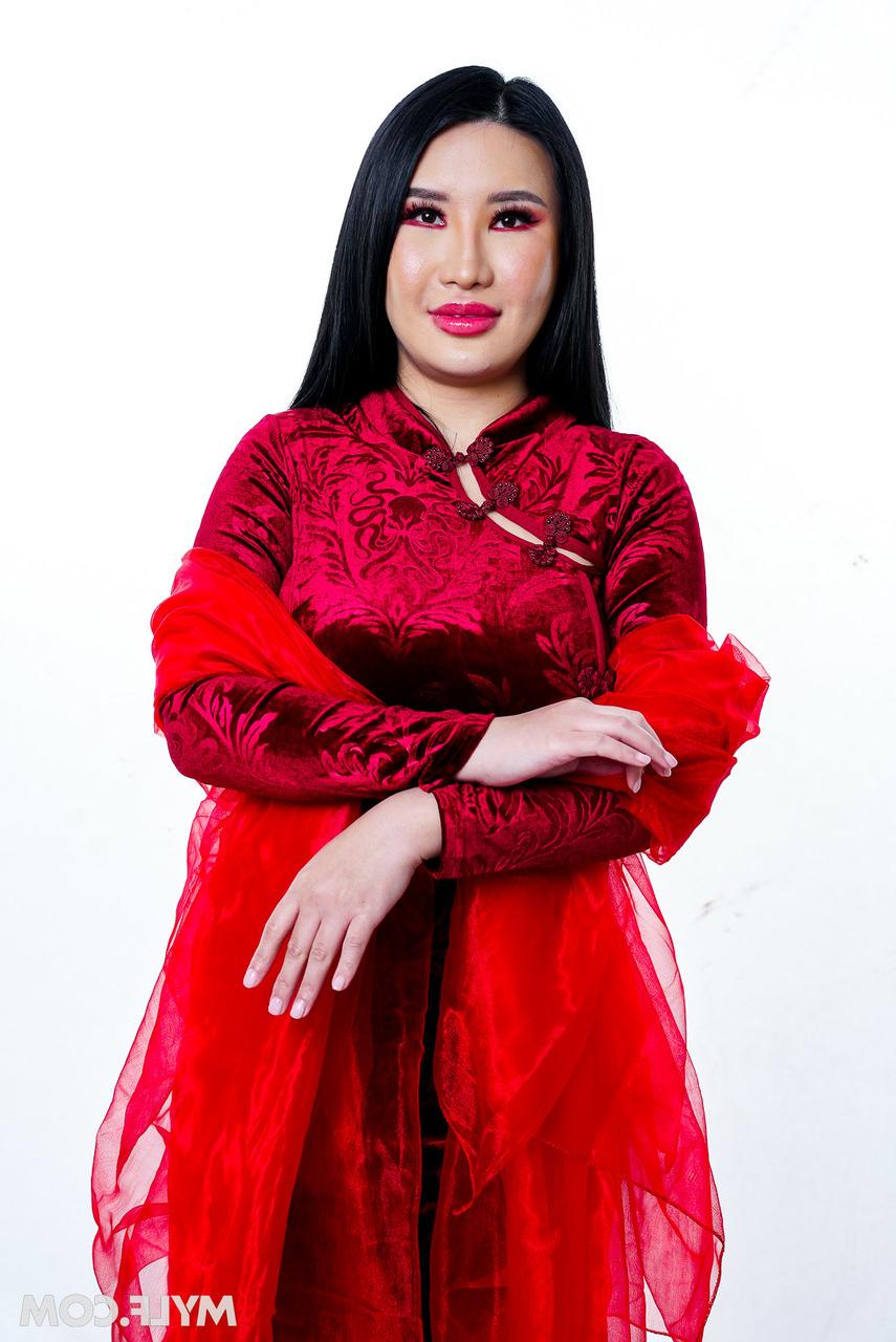 20P Sexy Asian MILF Suki Sin mostra suas tetas e dá uma chupada gostosa