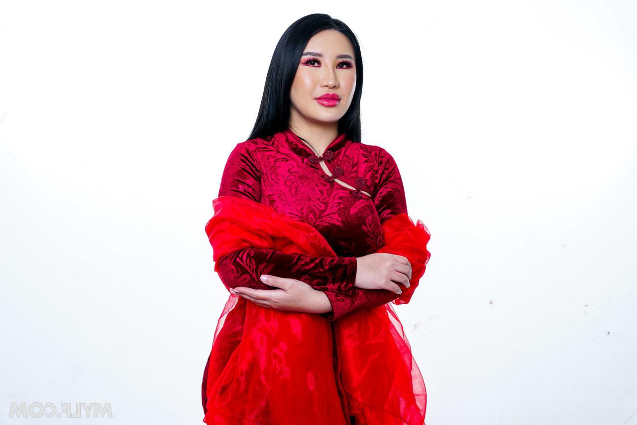 20P Sexy Asian MILF Suki Sin mostra suas tetas e dá uma chupada gostosa