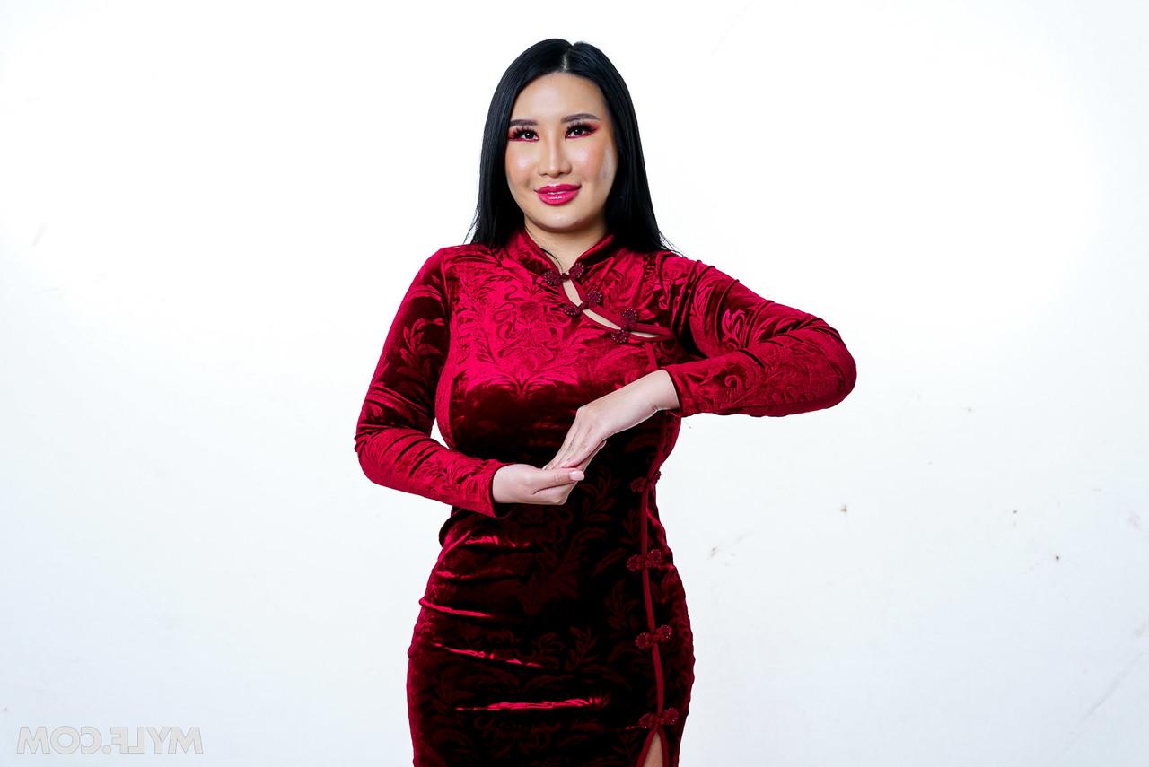 20P Sexy Asian MILF Suki Sin mostra suas tetas e dá uma chupada gostosa