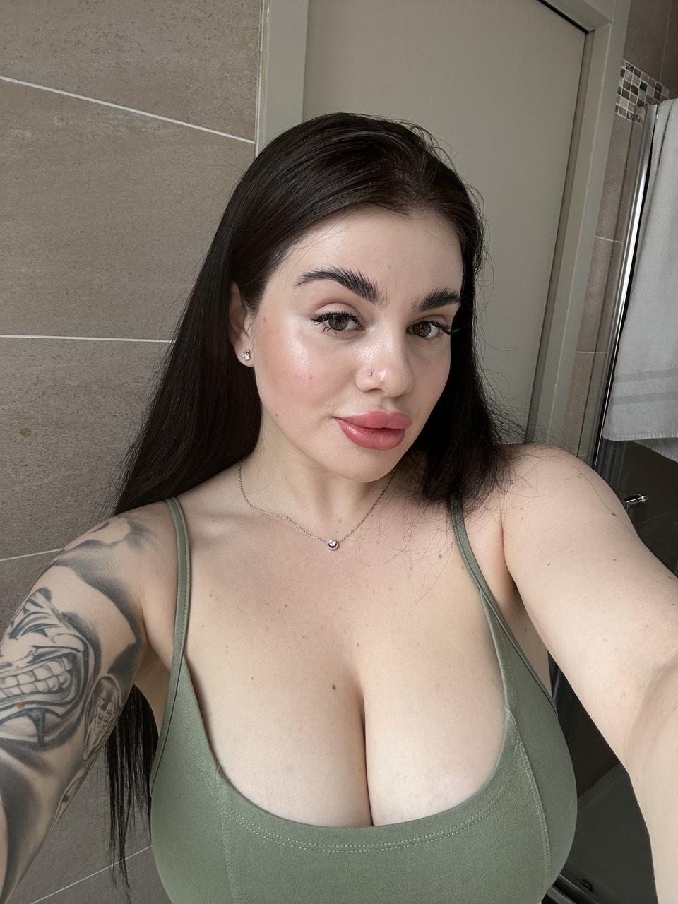 17P OnlyFansモデルのパトリシア・ブルームがコンピレーションで胸の谷間をからかう
