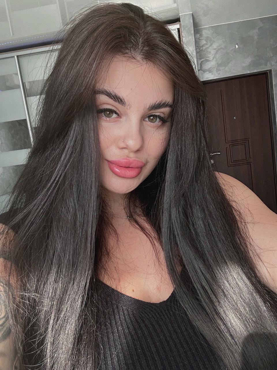 17P OnlyFansモデルのパトリシア・ブルームがコンピレーションで胸の谷間をからかう