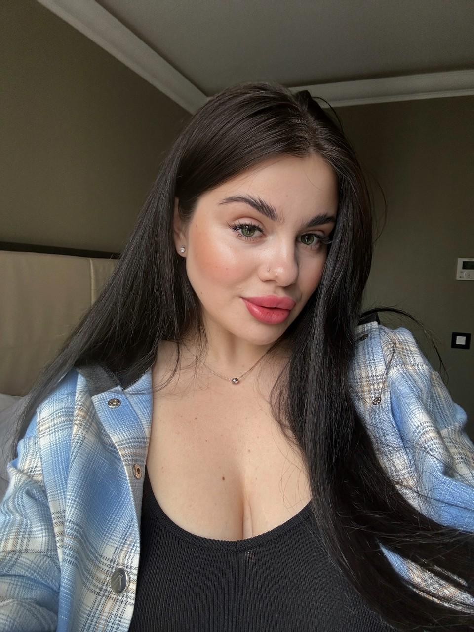 17P OnlyFansモデルのパトリシア・ブルームがコンピレーションで胸の谷間をからかう