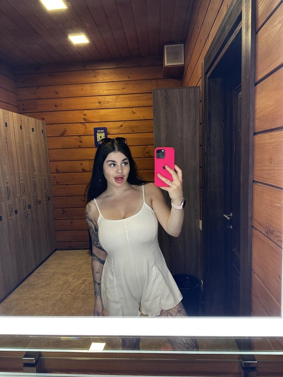 17P OnlyFansモデルのパトリシア・ブルームがコンピレーションで胸の谷間をからかう