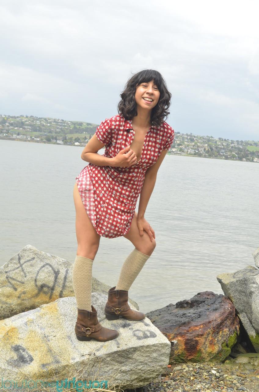 20P Le mannequin latina Vivi Marie lèche ses fosses poilues et montre son buisson parfait en plein air.
