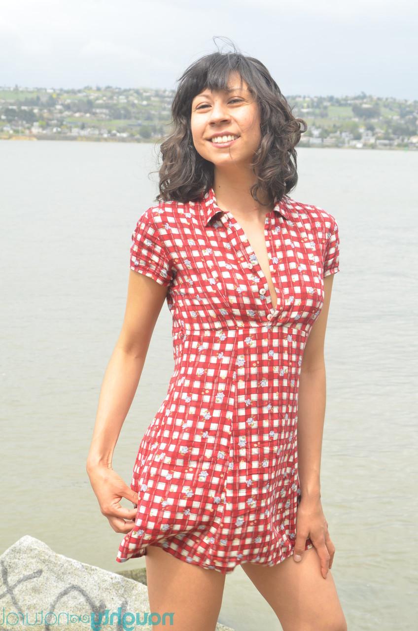 20P Le mannequin latina Vivi Marie lèche ses fosses poilues et montre son buisson parfait en plein air.