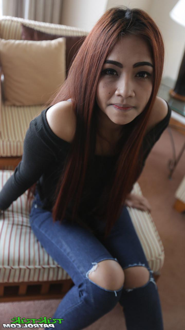 20P Das süße asiatische Babe Bell zieht sich nackt aus und fickt in Missionars- und Doggystyle-Positionen