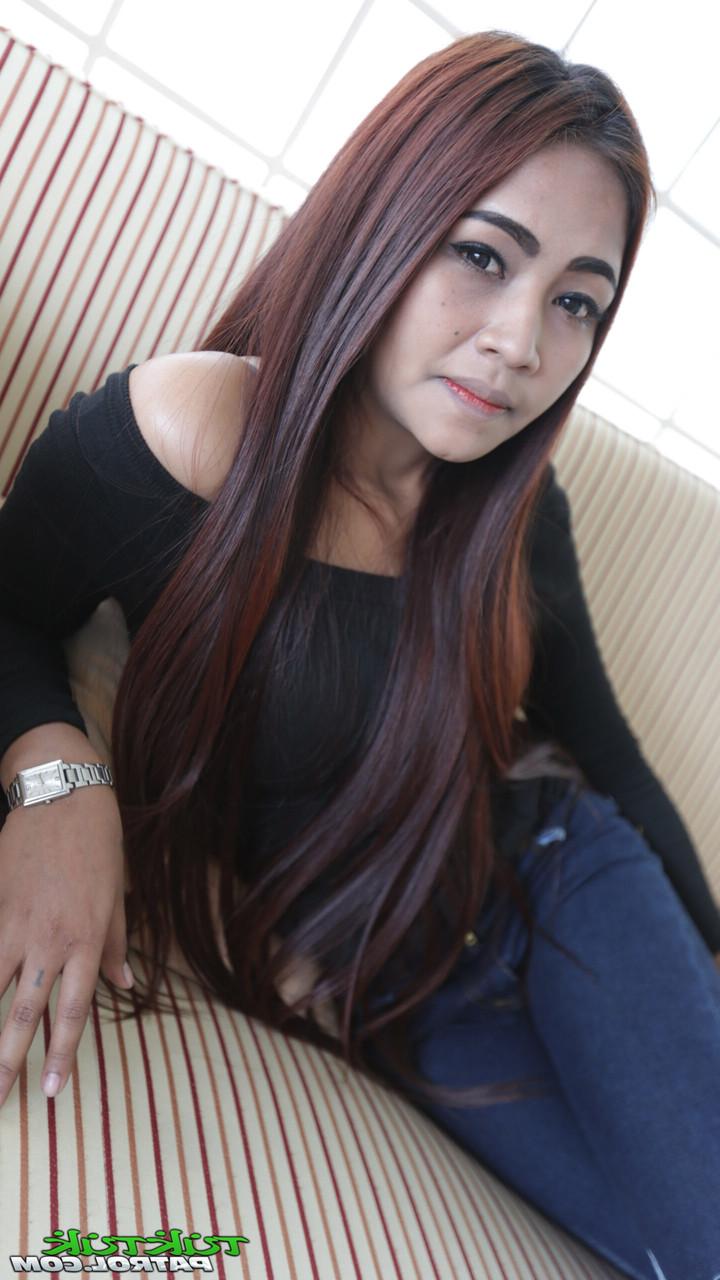 20P Das süße asiatische Babe Bell zieht sich nackt aus und fickt in Missionars- und Doggystyle-Positionen