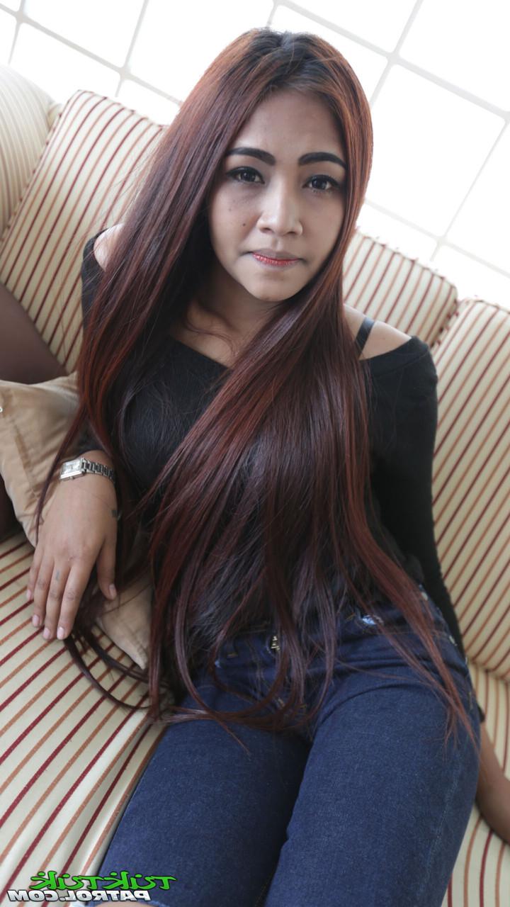 20P Das süße asiatische Babe Bell zieht sich nackt aus und fickt in Missionars- und Doggystyle-Positionen