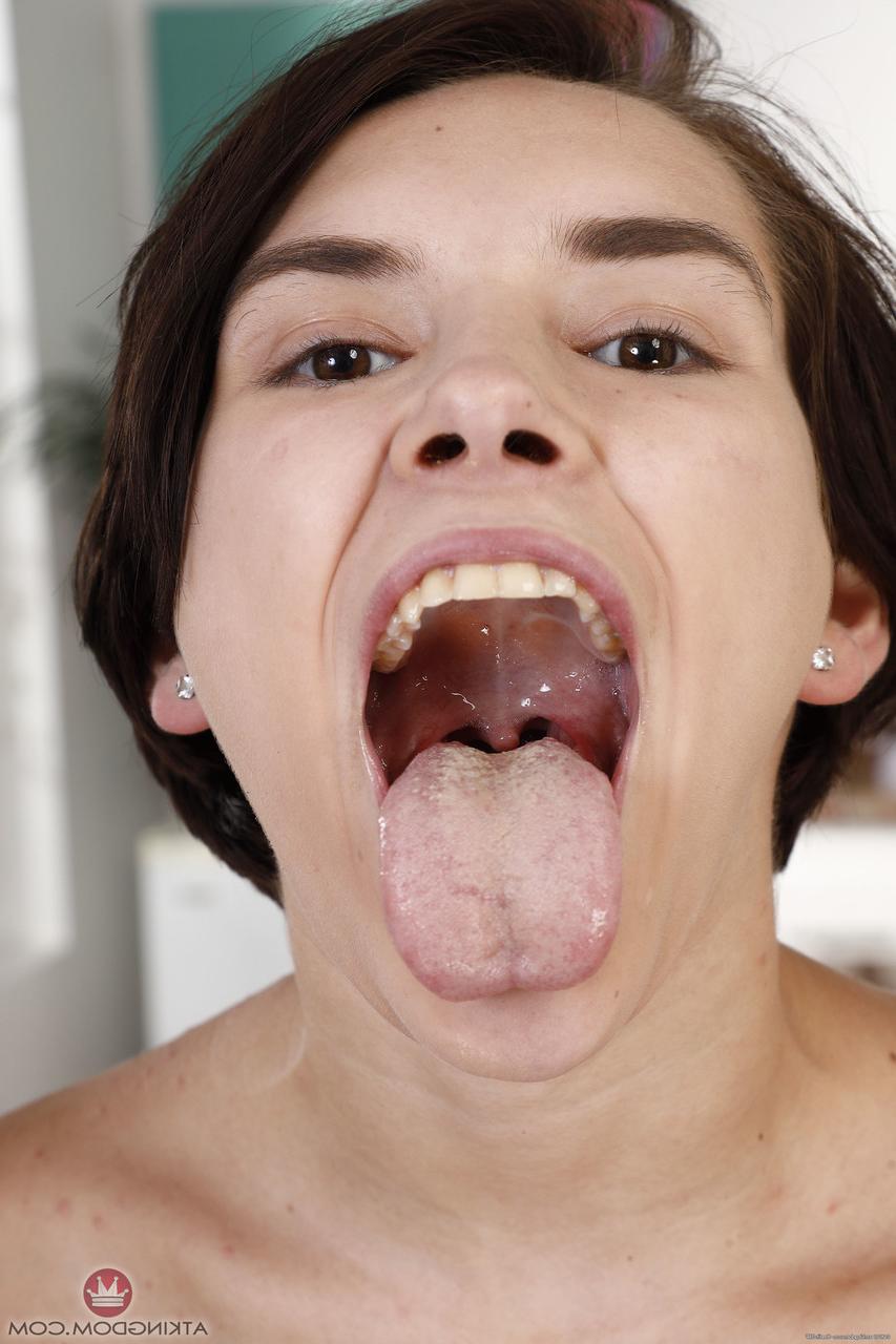 20P La jeune brune en collants Natalie Porkman exhibe son cul chaud et écarte sa chatte.