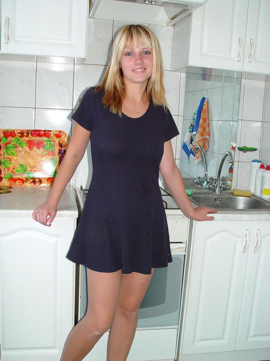 20P Une jeune amateur enlève sa robe et révèle ses seins naturels et ses trous savoureux.