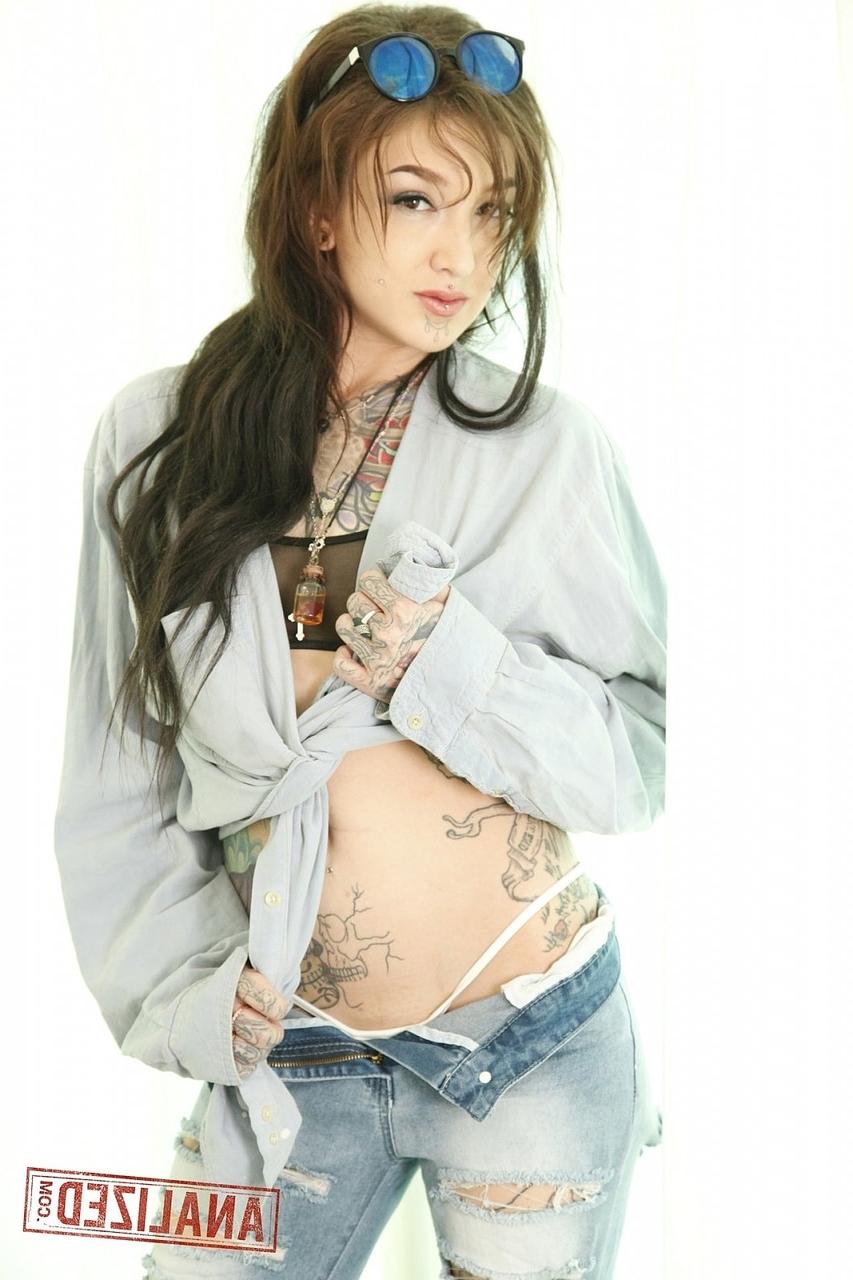 20P Die zierliche Brünette Kelsi Lynn legt ihr Outfit ab und entblößt ihren heißen, tätowierten Körper
