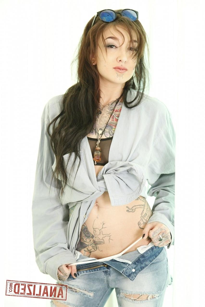20P Die zierliche Brünette Kelsi Lynn legt ihr Outfit ab und entblößt ihren heißen, tätowierten Körper