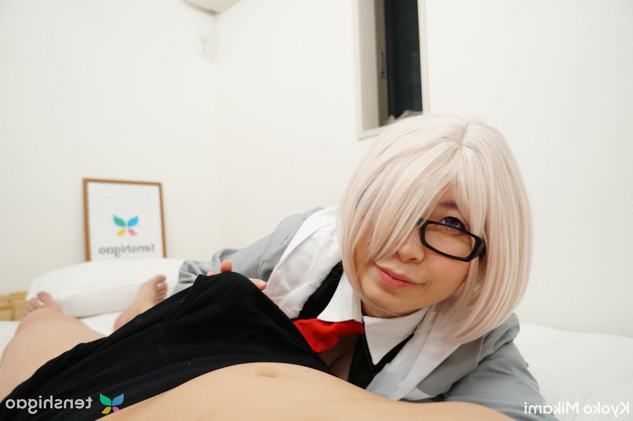 15P A adolescente japonesa gordinha Kyoko Mikami ostenta um creampie depois do sexo de óculos