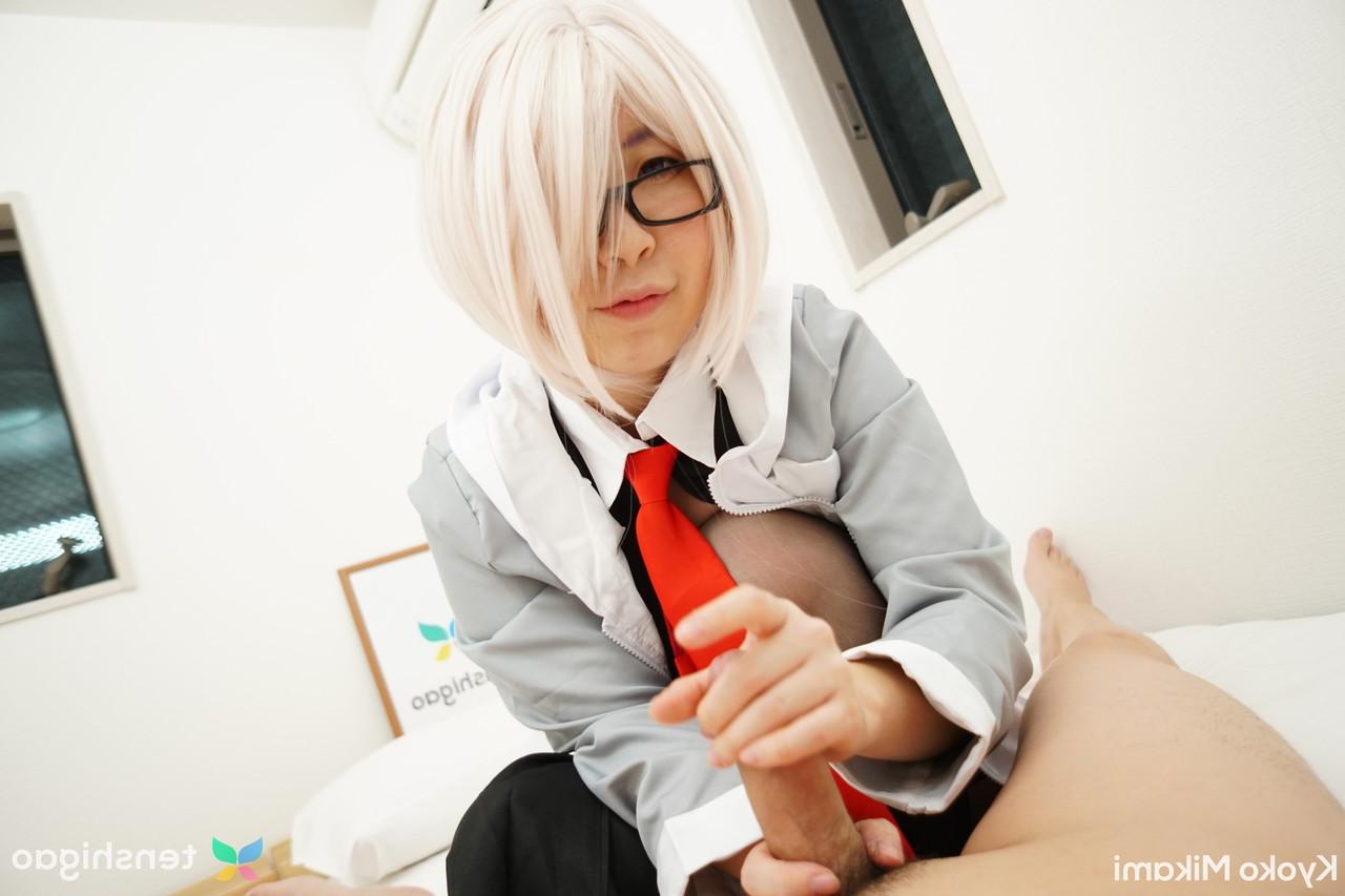15P A adolescente japonesa gordinha Kyoko Mikami ostenta um creampie depois do sexo de óculos