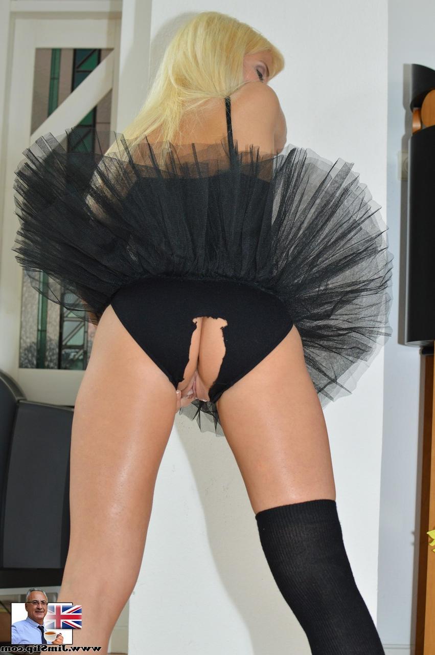 17P A linda loira Candy Licious mostra seu corpo fenomenal antes de chupar uma vara gorda