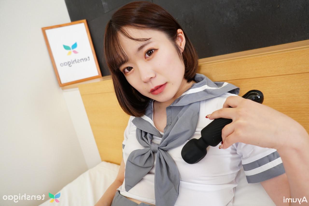 15P La alumna japonesa Ayumi hace una mamada antes de que comience la follada en POV