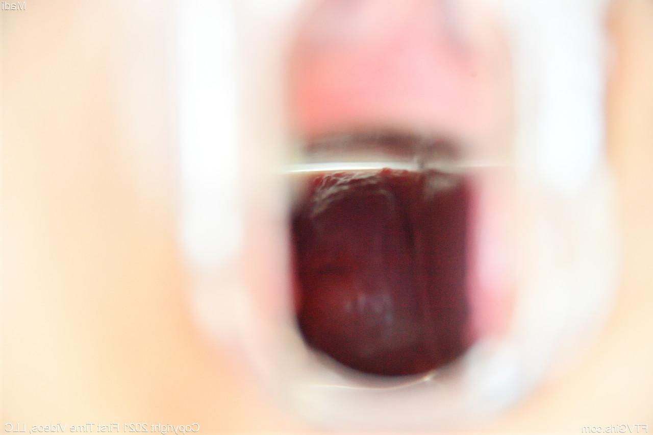 20P Die lustvolle Amateurin Madi fingert und spielt in ihrer Solo-Masturbationsaktion mit ihren Löchern