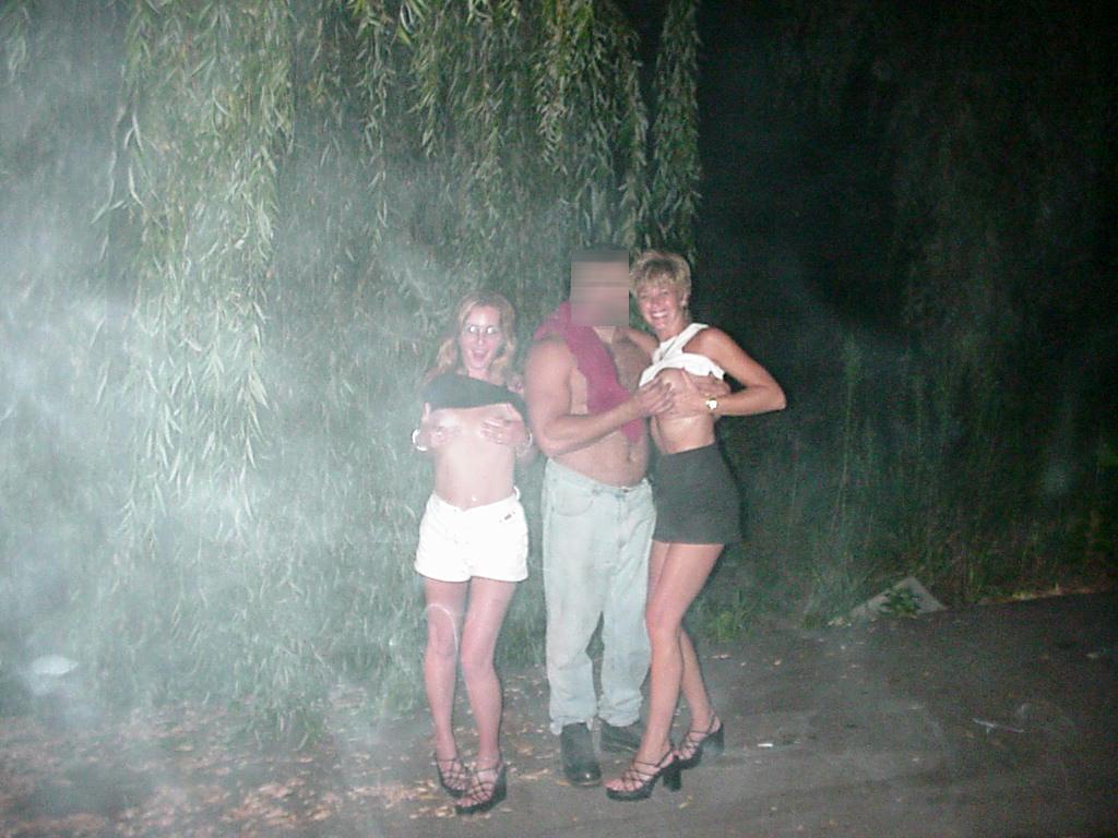 20P Madura tetona muestra sus grandes tetas y comparte pollas con su amiga flaquita