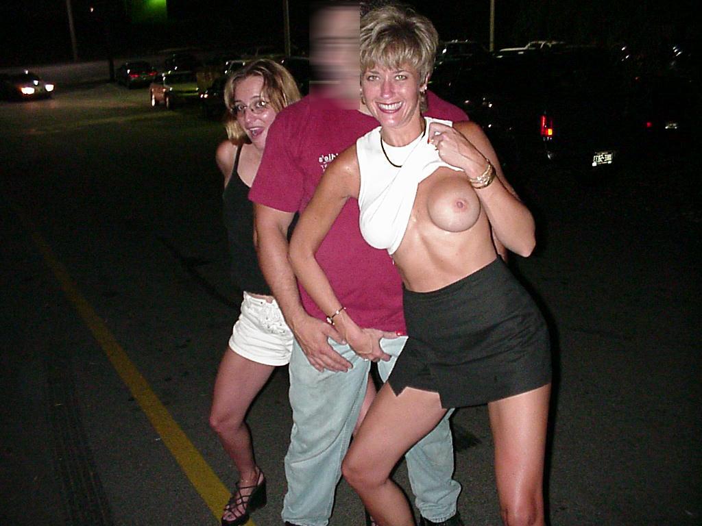 20P Madura tetona muestra sus grandes tetas y comparte pollas con su amiga flaquita