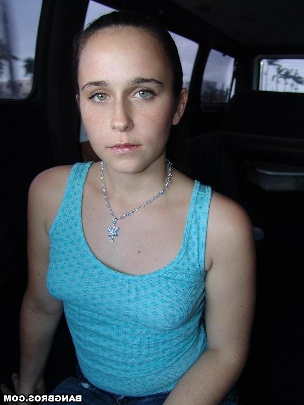 20P Die wunderschöne brünette Ellia zeigt einem Taxifahrer ihre natürlichen Titten für eine kostenlose Fahrt