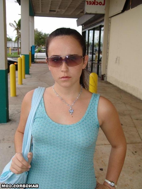 20P Die wunderschöne brünette Ellia zeigt einem Taxifahrer ihre natürlichen Titten für eine kostenlose Fahrt