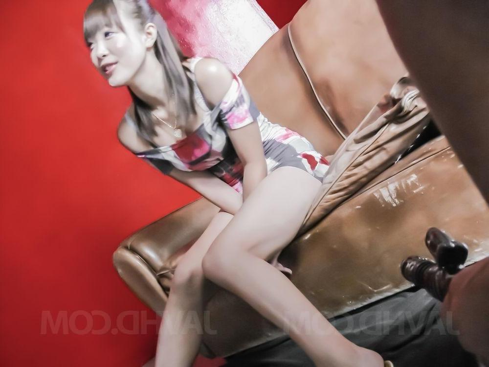 15P A doce garota japonesa Momoka Rin recebe gozadas faciais de um bando de homens