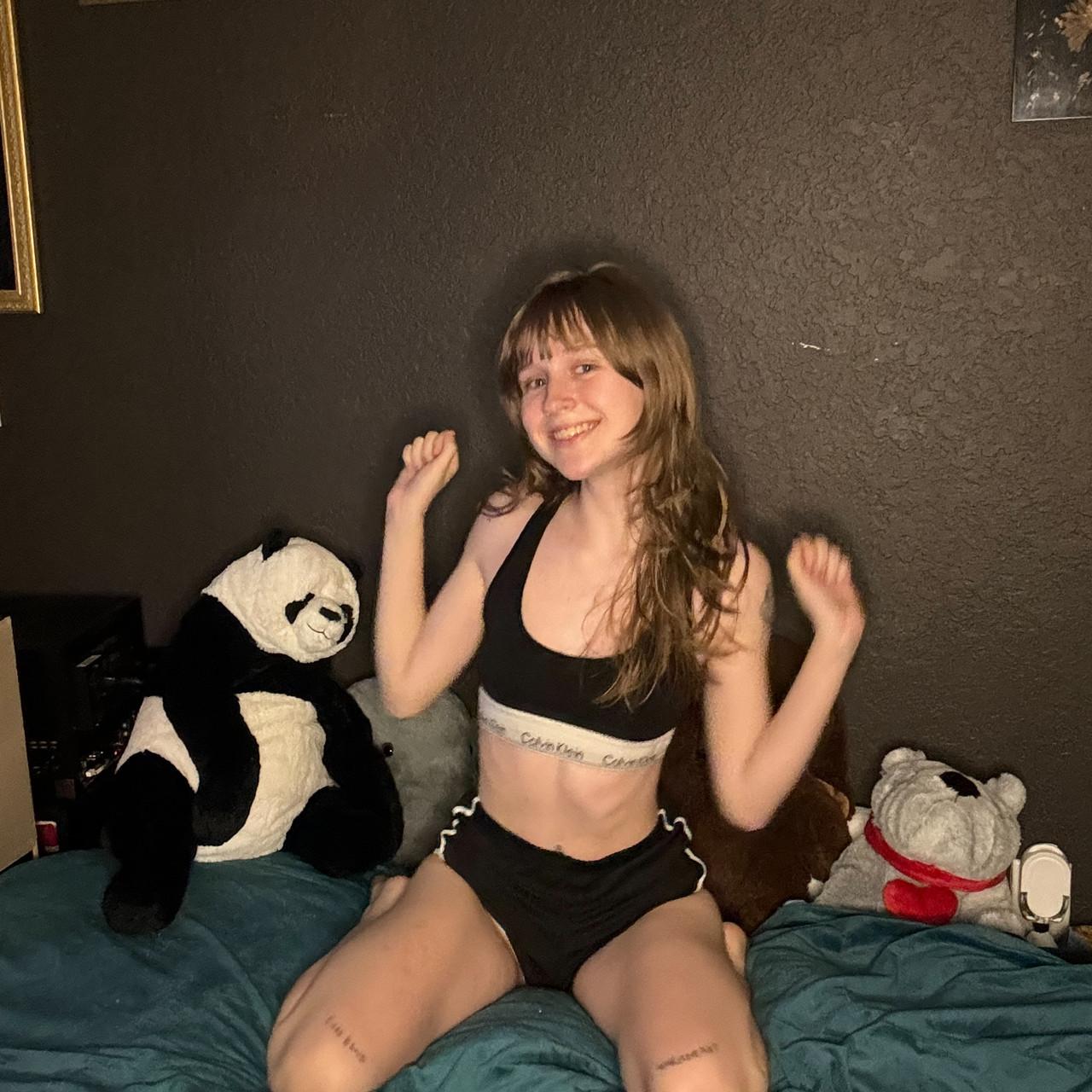 11P Adorável gata amadora Teensy Bella posando com sua roupa preta em um solo