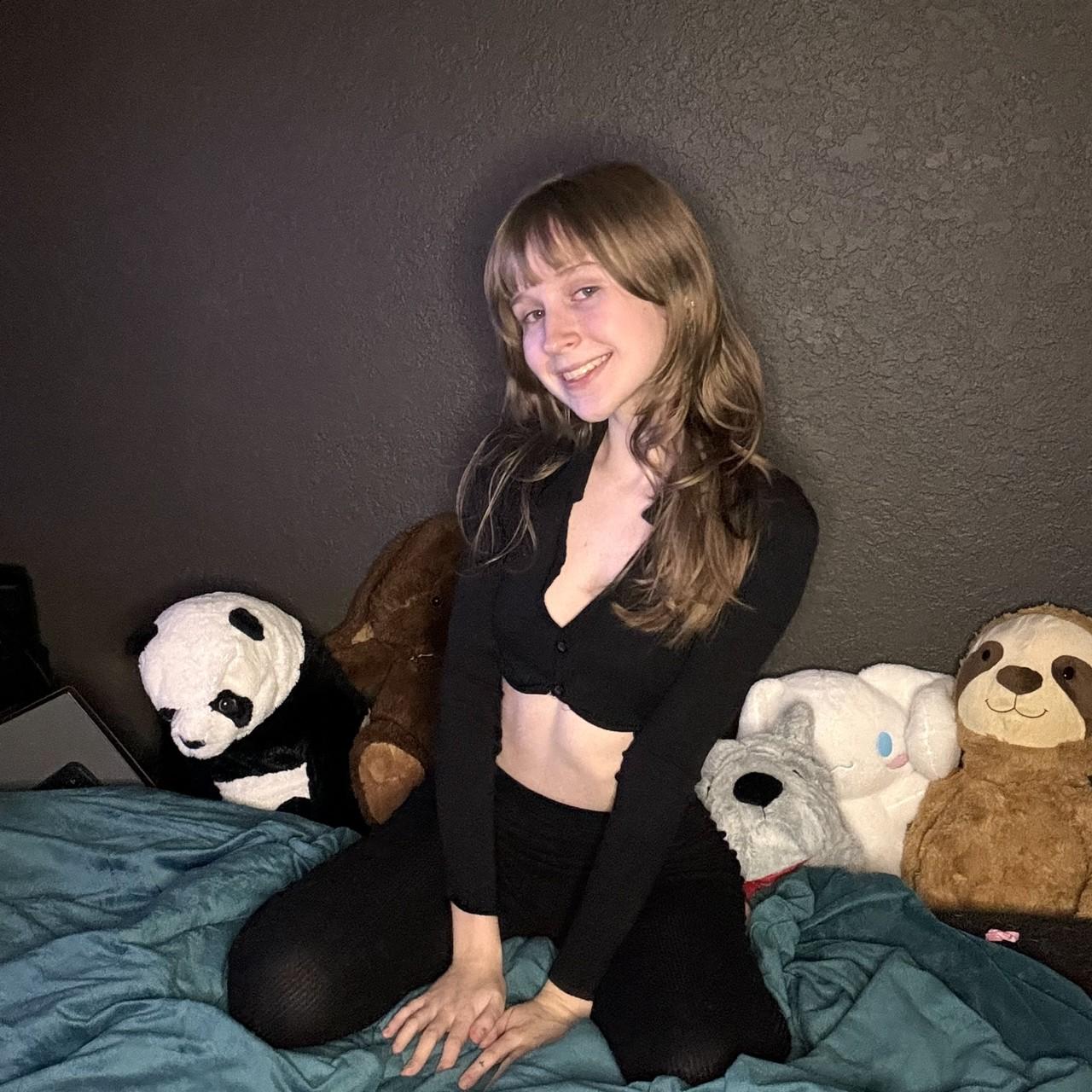 11P Adorável gata amadora Teensy Bella posando com sua roupa preta em um solo
