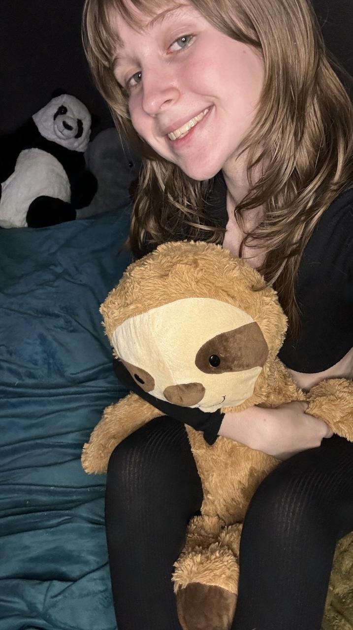11P Adorável gata amadora Teensy Bella posando com sua roupa preta em um solo