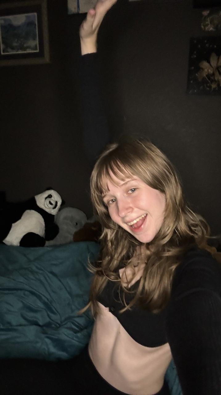 11P Adorável gata amadora Teensy Bella posando com sua roupa preta em um solo