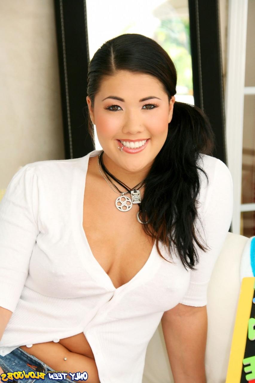 18P A adolescente asiática London Keyes revela seus grandes talentos naturais antes de chupar um pau