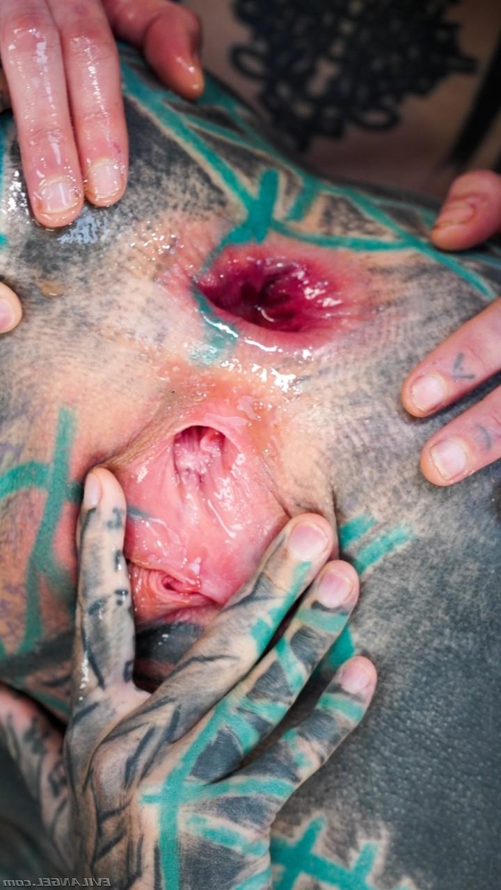 15P Lésbicas fortemente tatuadas Anuskatz e Ceci Milkymouzz colocam os punhos em idiotas
