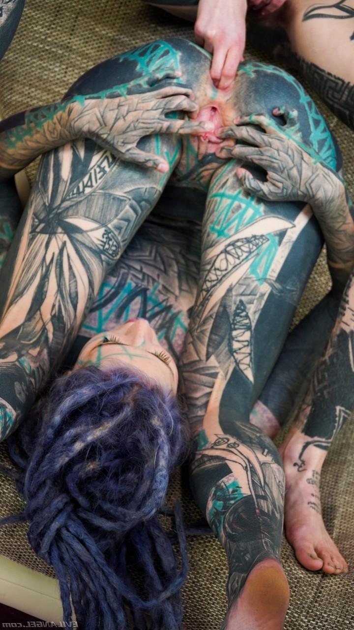 15P Lésbicas fortemente tatuadas Anuskatz e Ceci Milkymouzz colocam os punhos em idiotas
