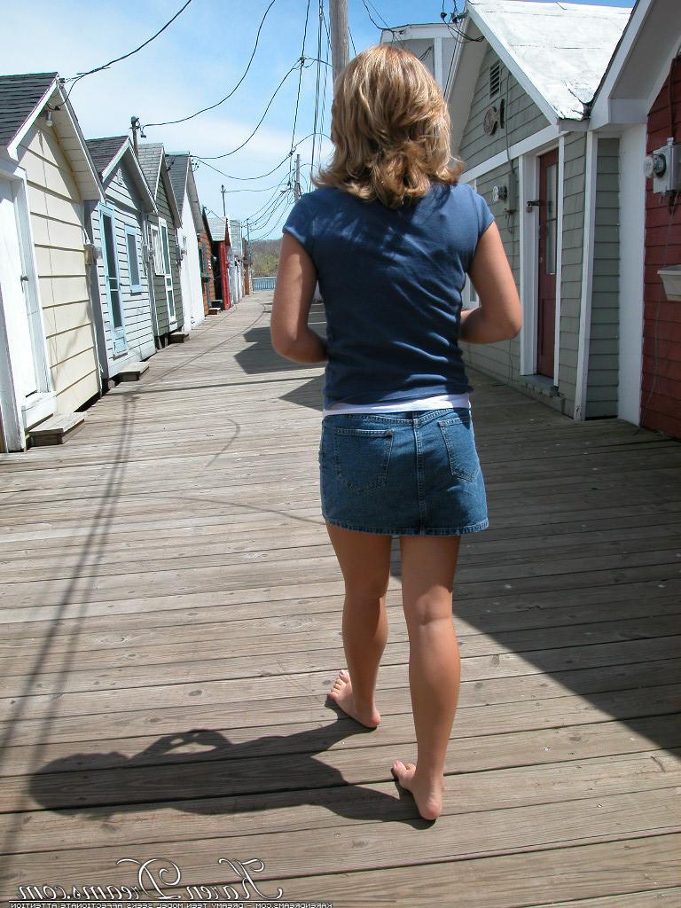 12P Une fille blonde solo exhibe sa culotte en jupe haute sur la promenade au bord du lac.