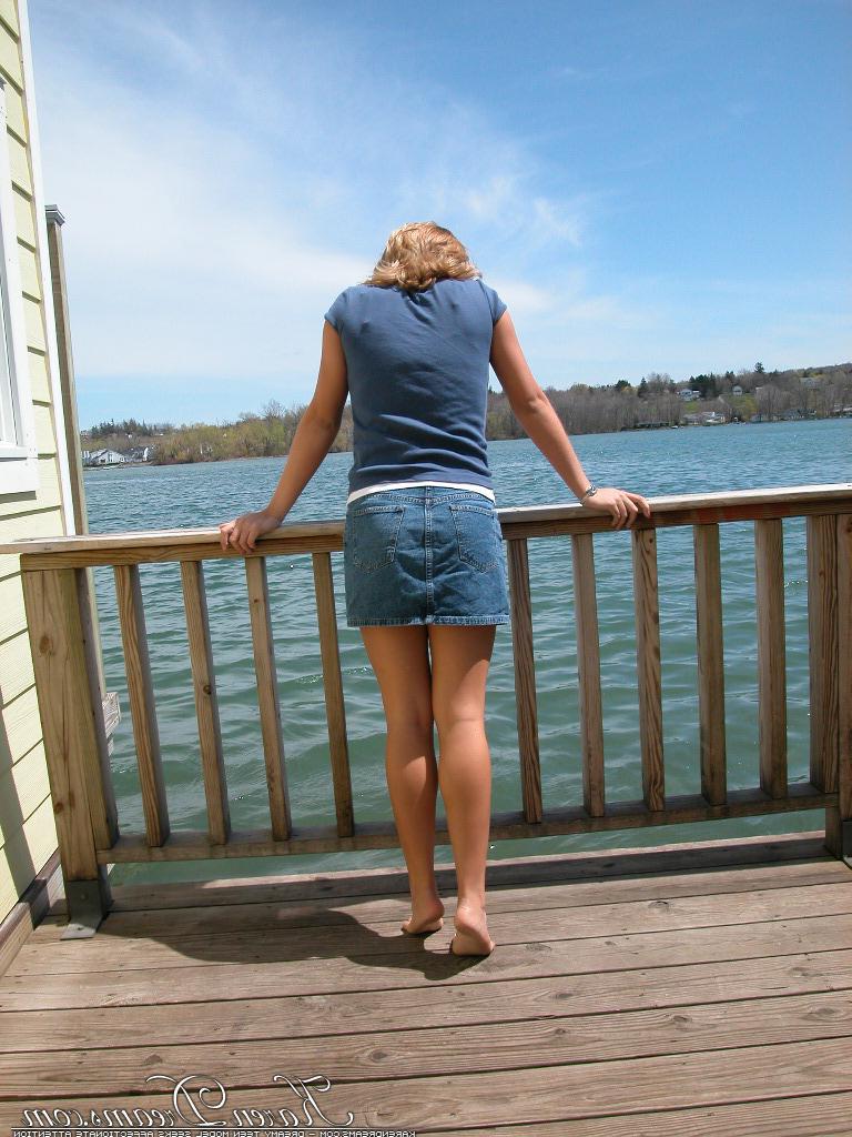 12P Une fille blonde solo exhibe sa culotte en jupe haute sur la promenade au bord du lac.