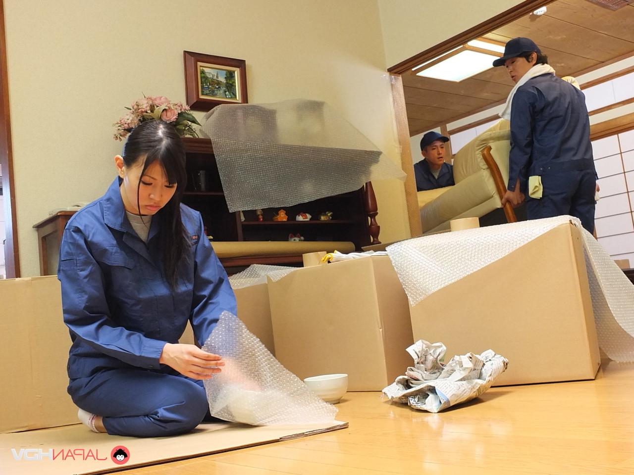 15P La japonesa Nozomi Koizumi chupa una polla durante una mamada completamente vestida